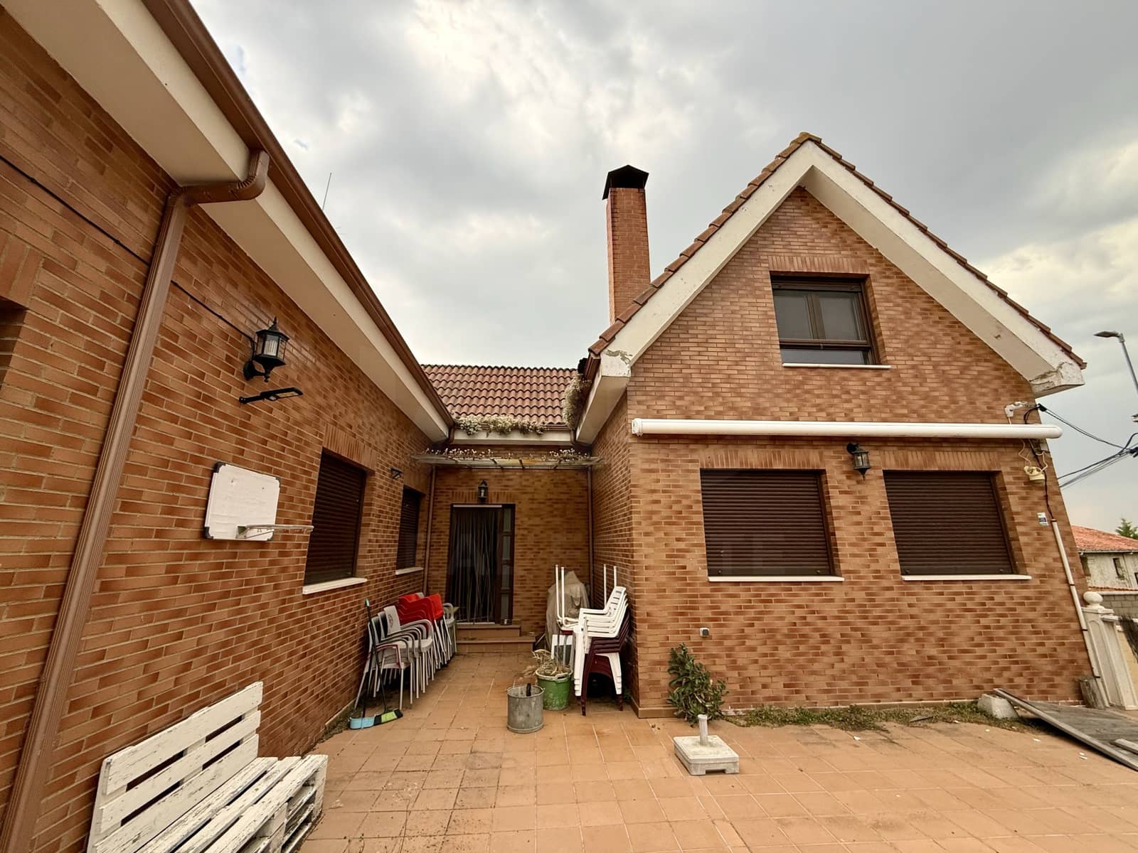 3 bedroom Villa for sale in Leon city with garage - € 369,000 (Ref: 9995368)