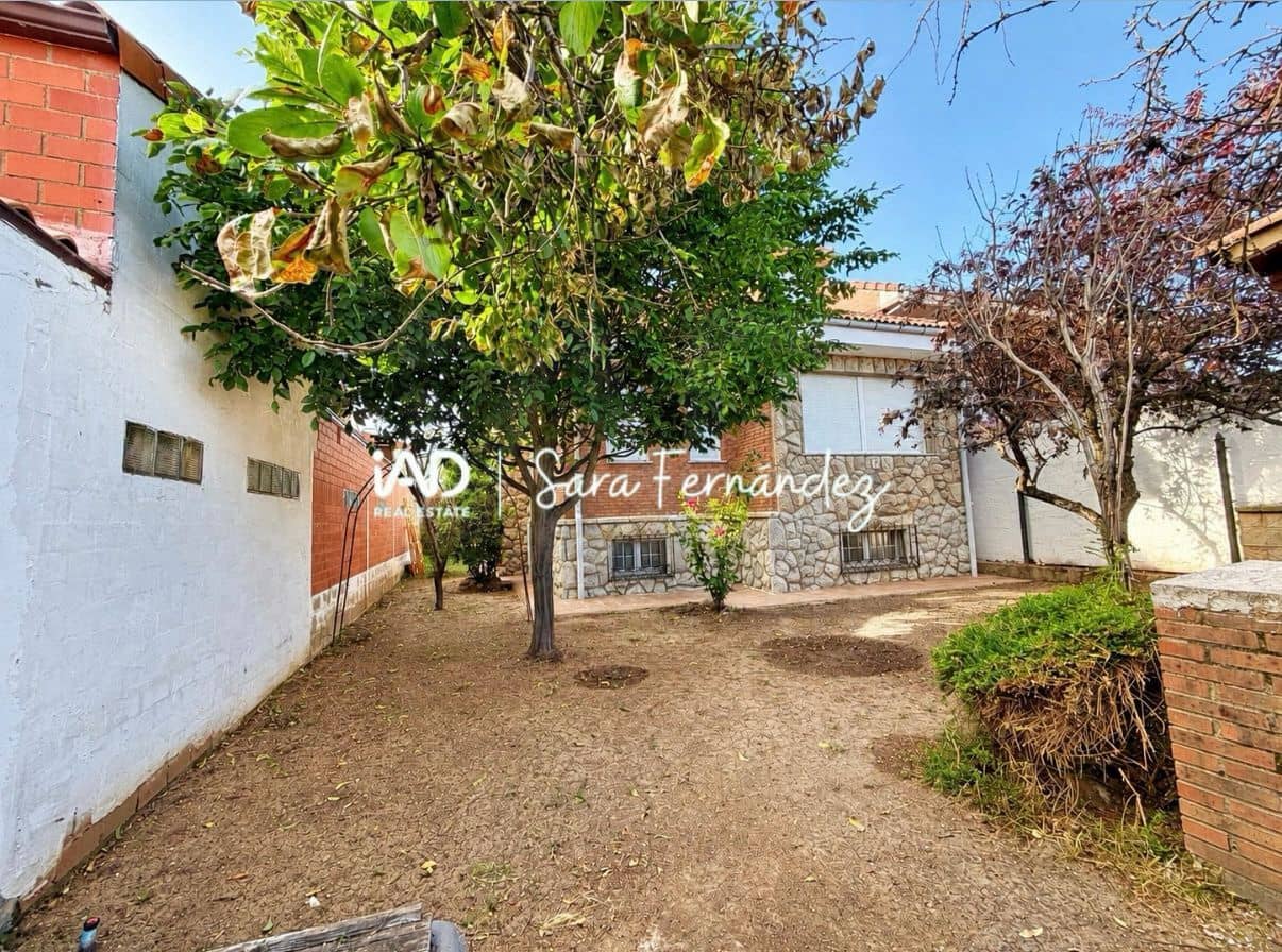 Casa de 3 habitaciones en Sariegos en venta con garaje - 245.000 € (Ref: 9996308)