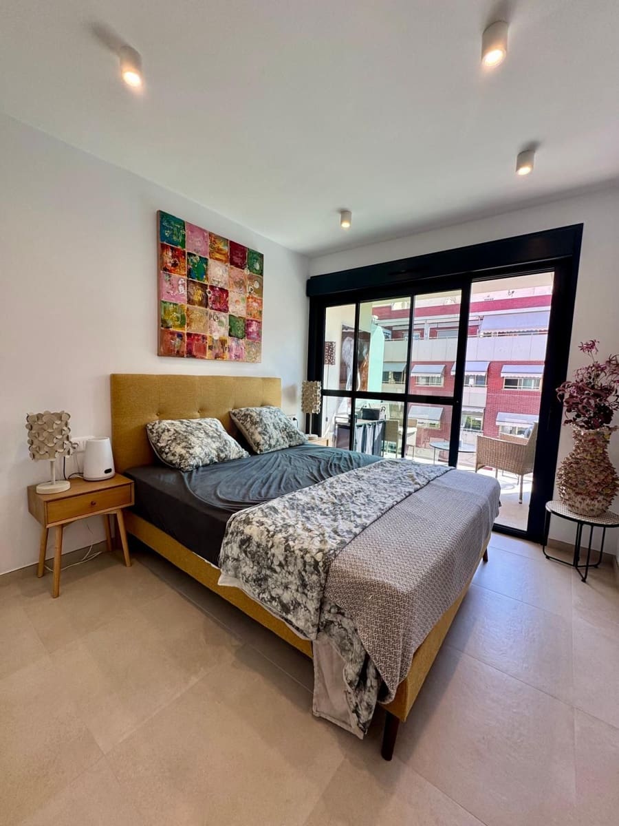 Apartamento de 2 habitaciones en Alicante / Alacant ciudad en venta con piscina garaje - 270.000 € (Ref: 9996310)
