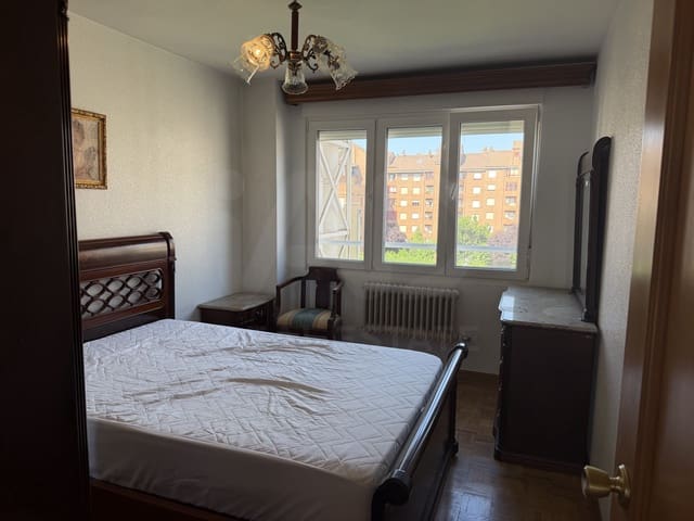 3 bedroom Apartment for rent in León city - € 800 (Ref: 9996320)