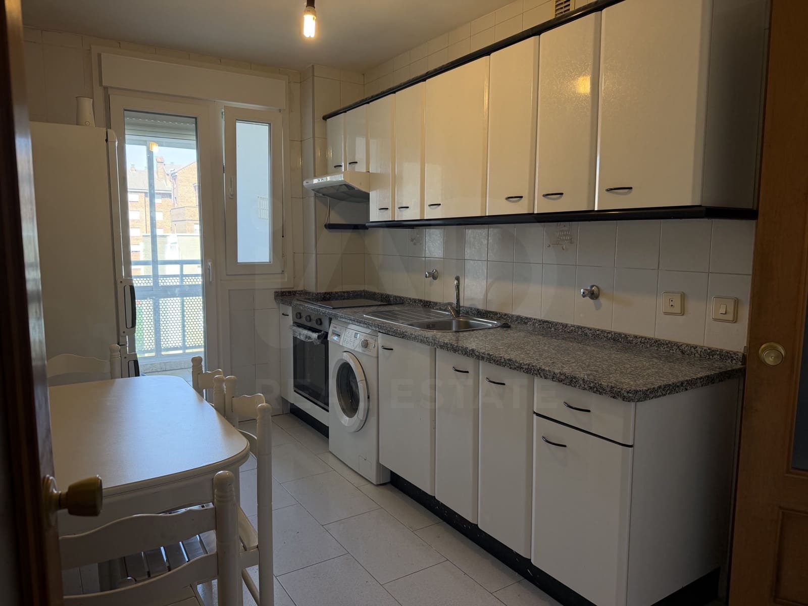 Apartamento de 3 habitaciones en León ciudad en alquiler con garaje - 800 € (Ref: 9996320)