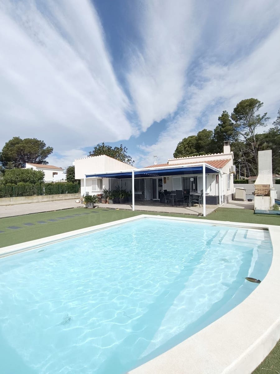 Chalet de 3 habitaciones en Calafat en venta con piscina - 650.000 € (Ref: 9997826)