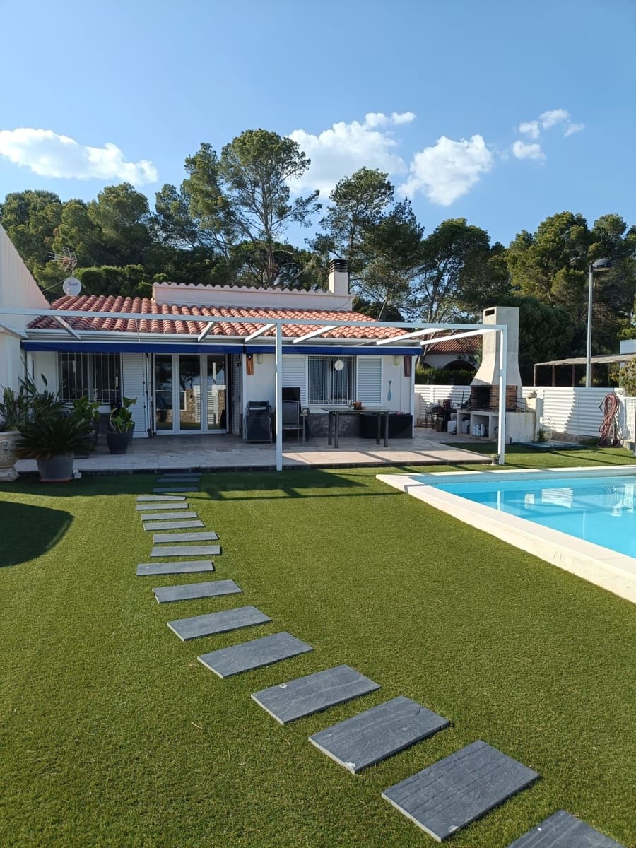 Chalet de 3 habitaciones en Calafat en venta con piscina - 650.000 € (Ref: 9997826)