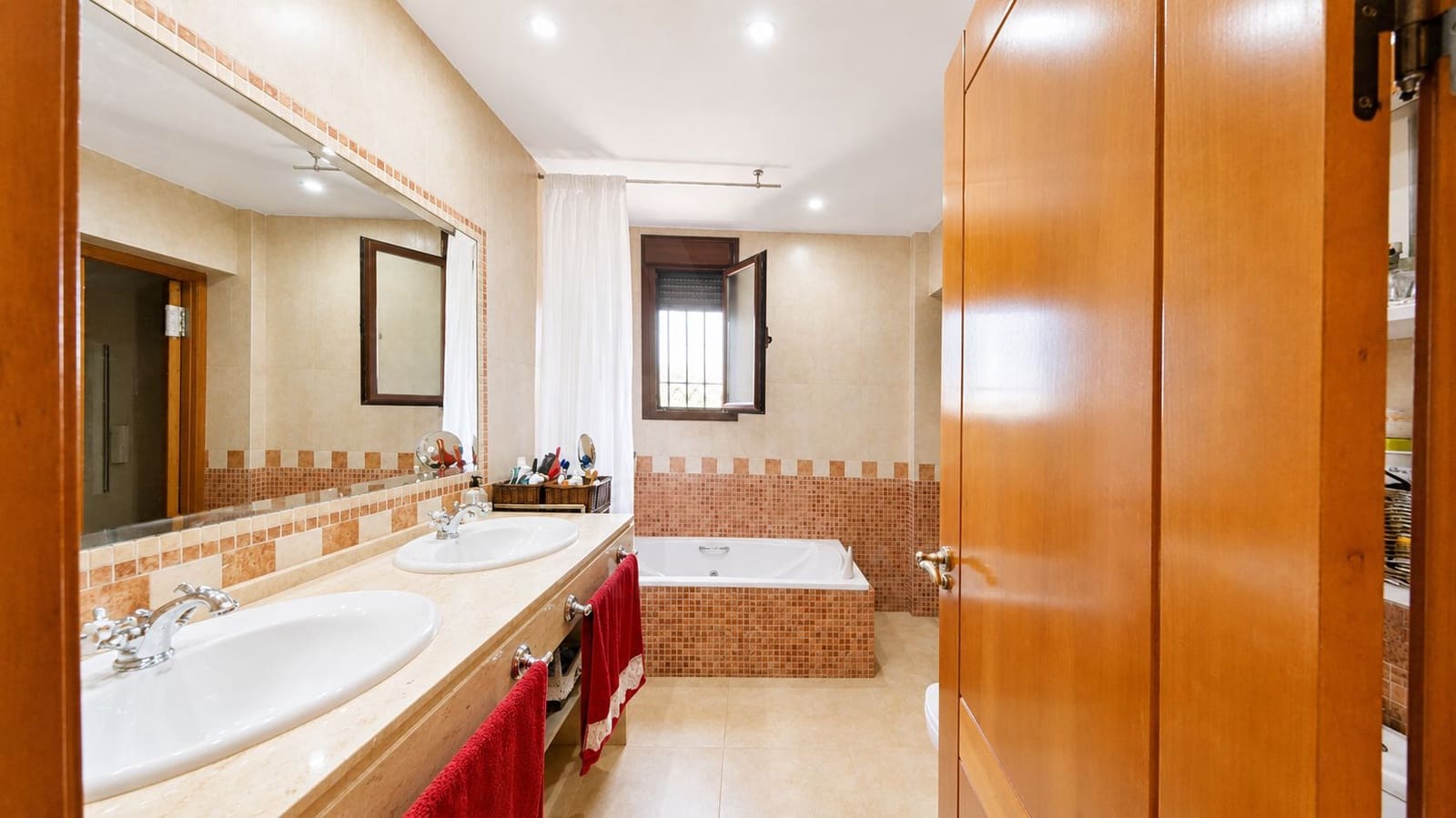 Casa de 6 habitaciones en Córdoba ciudad en venta con piscina garaje - 630.000 € (Ref: 9997831)