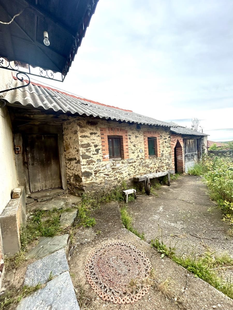 4 chambre Finca/Maison de Campagne à vendre à Riello avec garage - 86 000 € (Ref: 9997837)