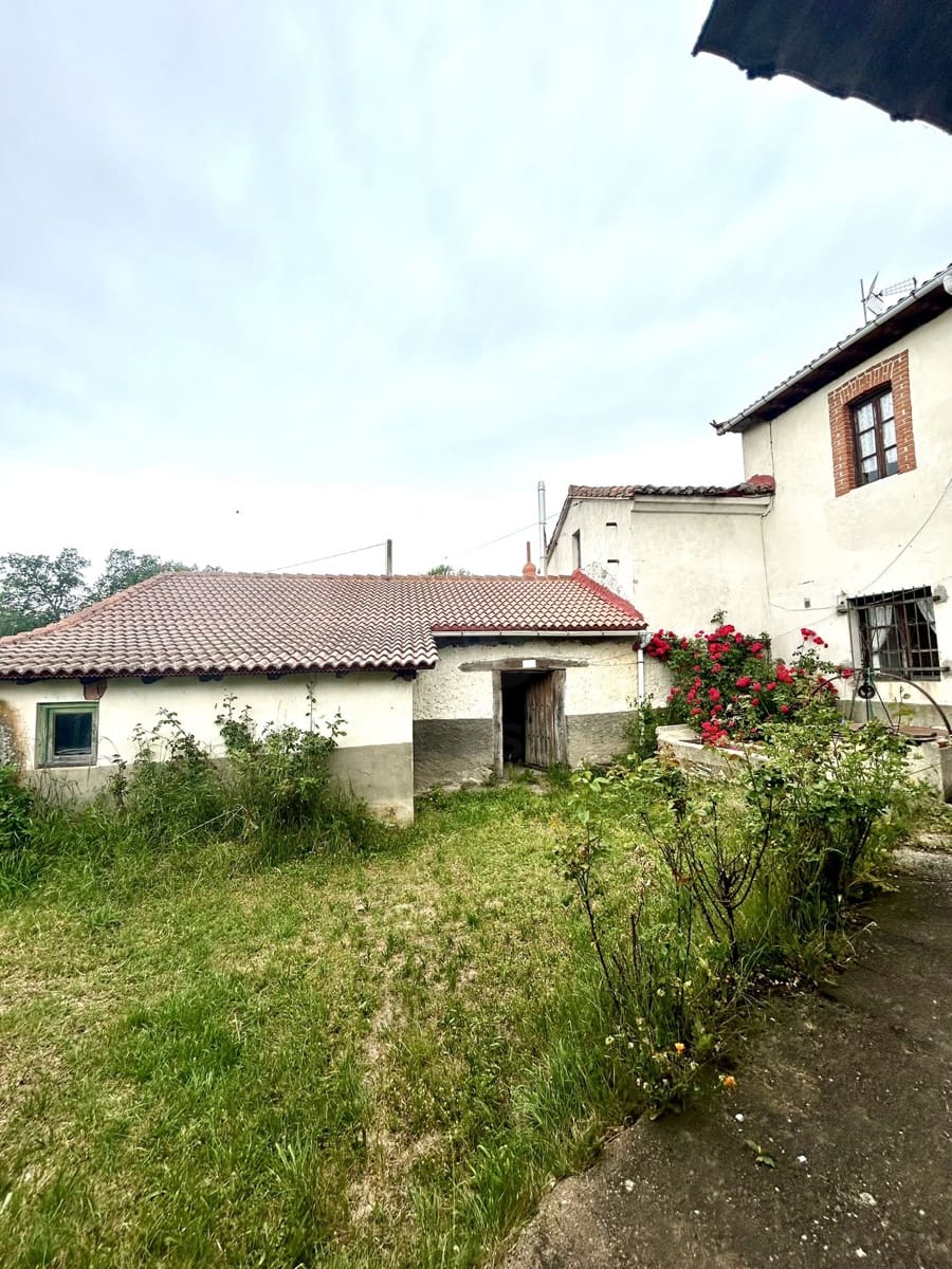4 chambre Finca/Maison de Campagne à vendre à Riello avec garage - 86 000 € (Ref: 9997837)