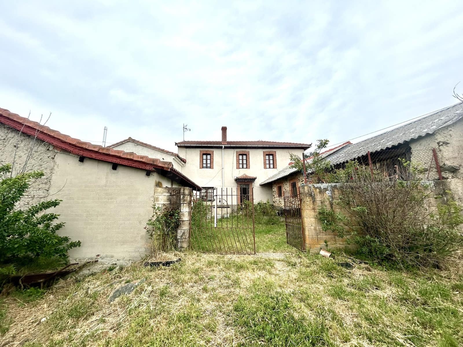 4 chambre Finca/Maison de Campagne à vendre à Riello avec garage - 86 000 € (Ref: 9997837)