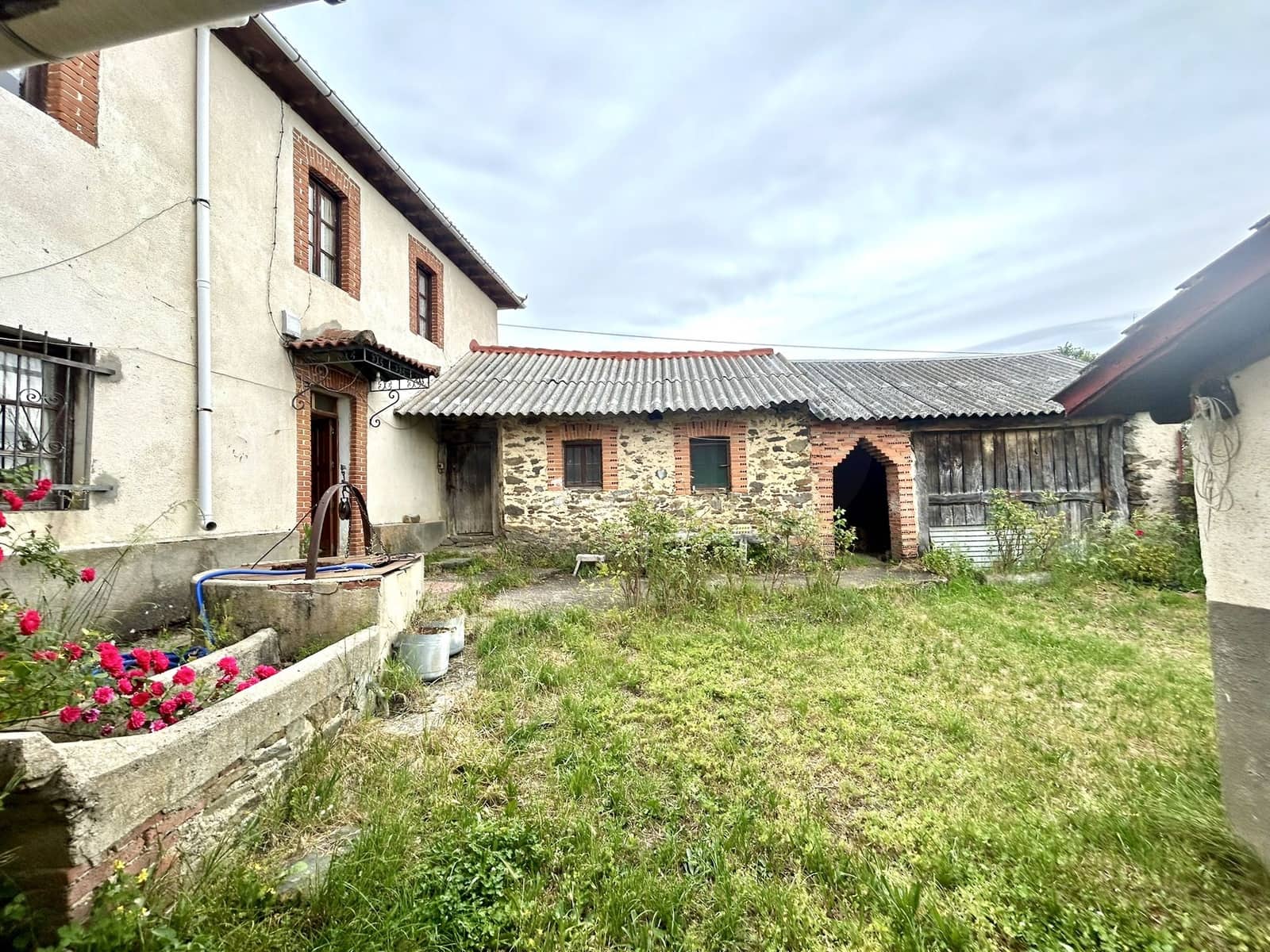 4 chambre Finca/Maison de Campagne à vendre à Riello avec garage - 86 000 € (Ref: 9997837)