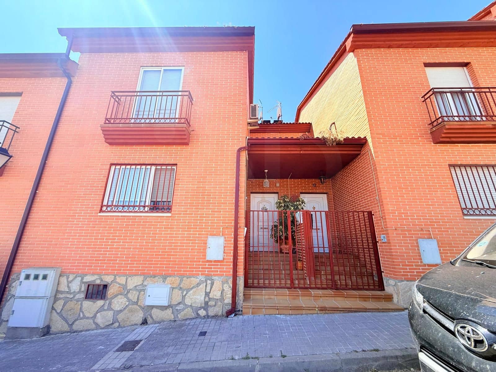 Adosado de 3 habitaciones en San Martín de Valdeiglesias en venta con garaje - 310.000 € (Ref: 9999429)