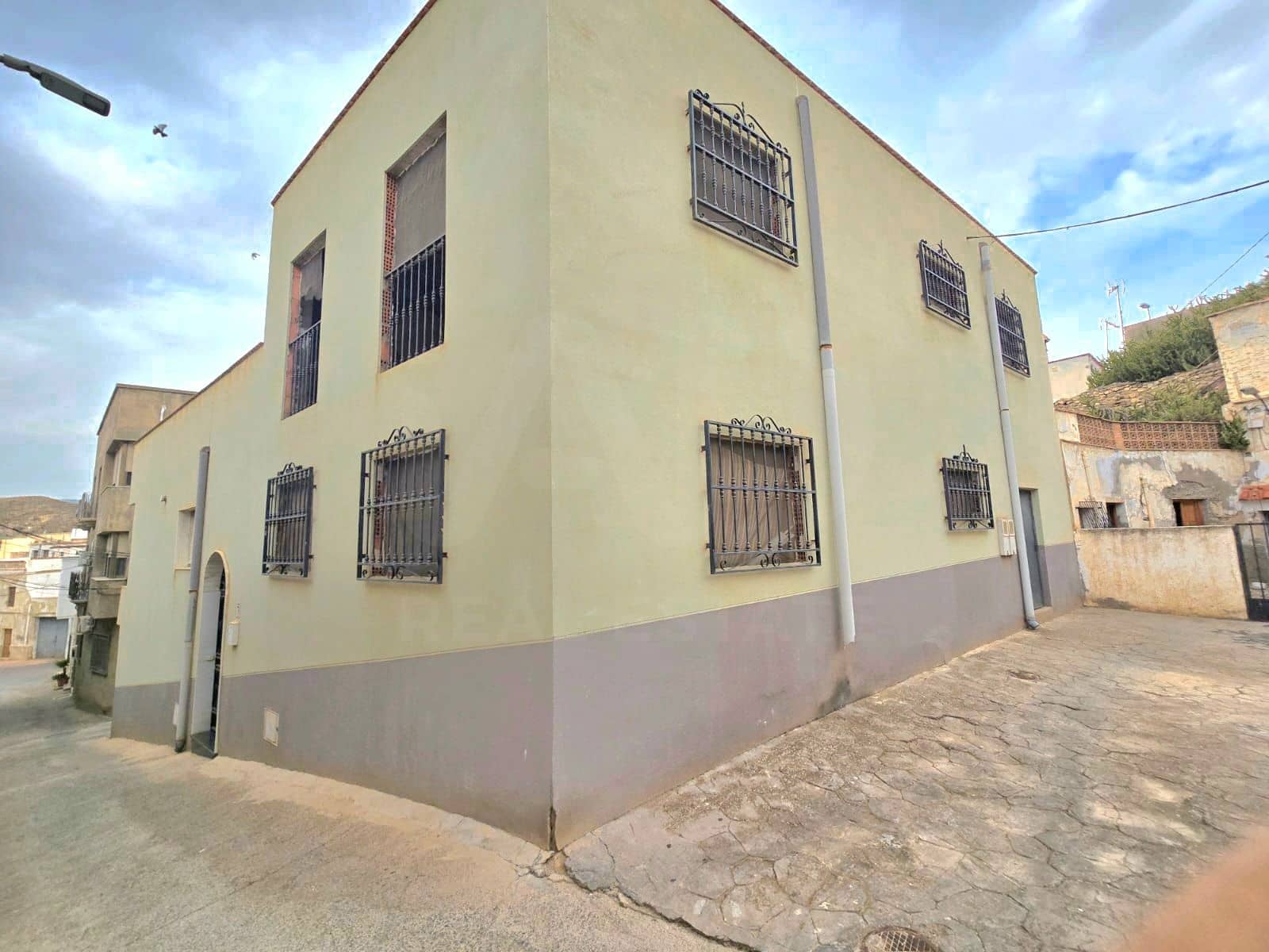 Huis te koop in Alhabia - € 80.000 (Ref: 9999841)