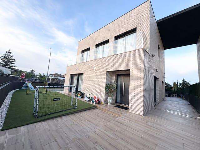4 sypialnia Dom na sprzedaż w Vilafortuny, Cambrils z basenem garażem - 850 000 € (Ref: 9999851)