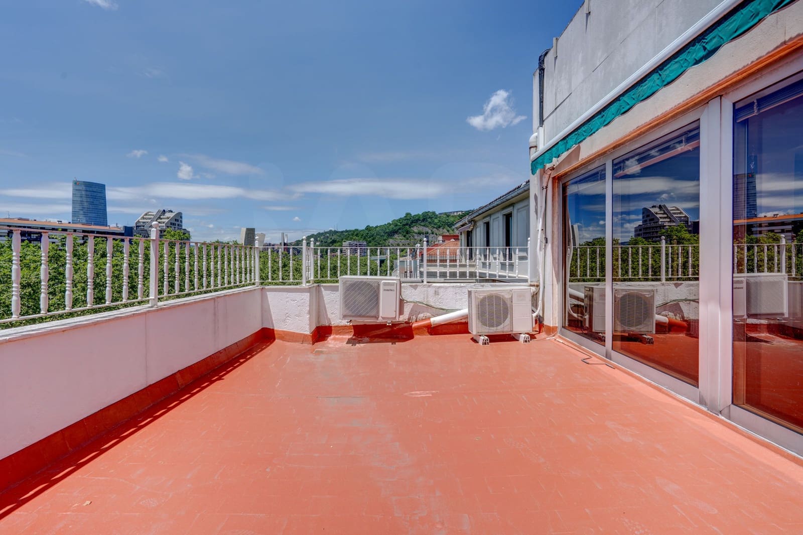 Erhverv til salg i Bilbao - € 1.162.000 (Ref: 9999861)