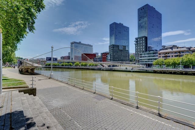 Erhverv til salg i Bilbao - € 1.162.000 (Ref: 9999861)