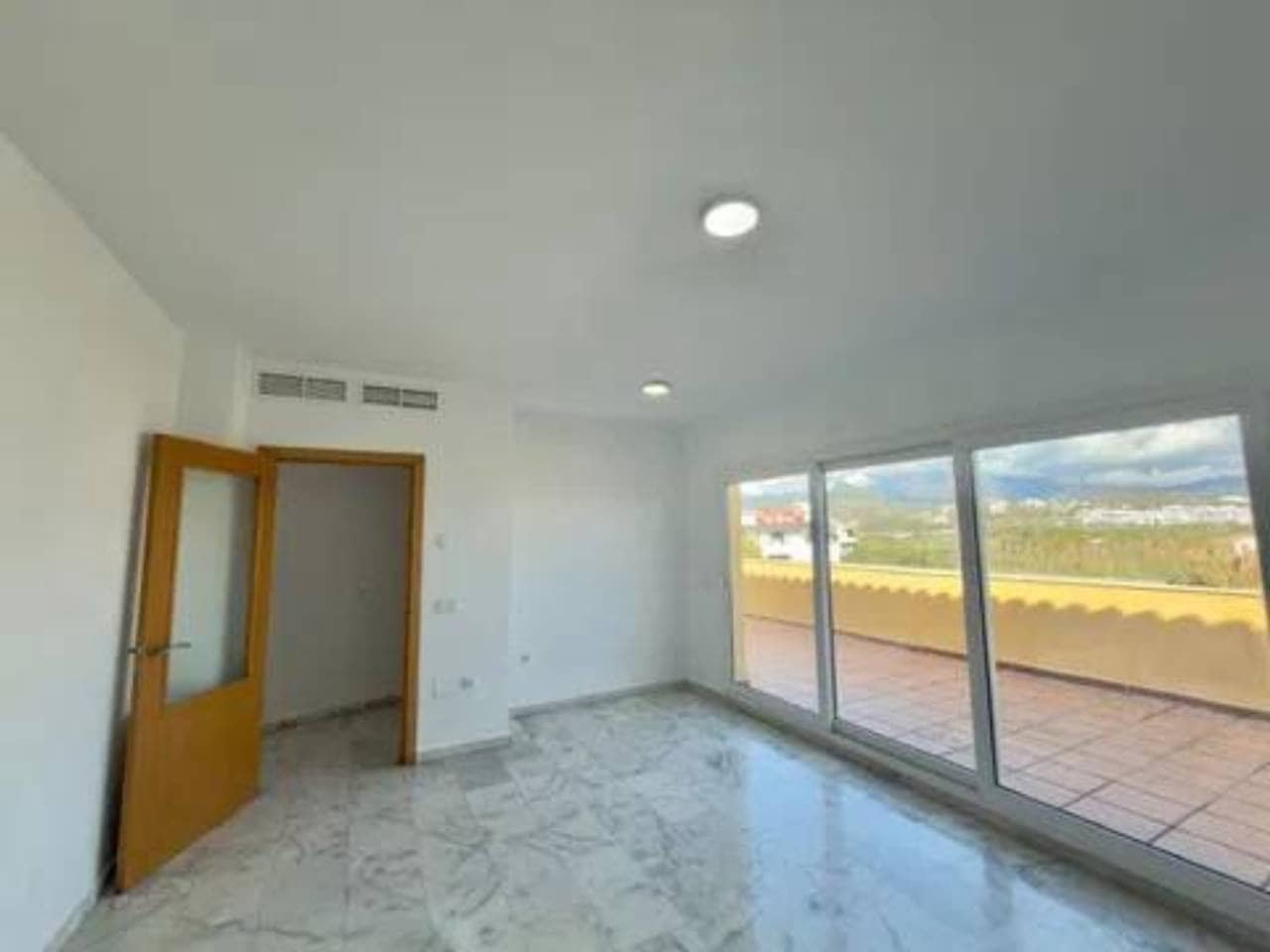 2 chambre Penthouse à vendre à Estepona avec garage - 299 000 € (Ref: 9849804)