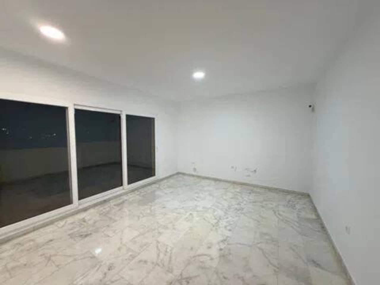 2 chambre Penthouse à vendre à Estepona avec garage - 299 000 € (Ref: 9849804)