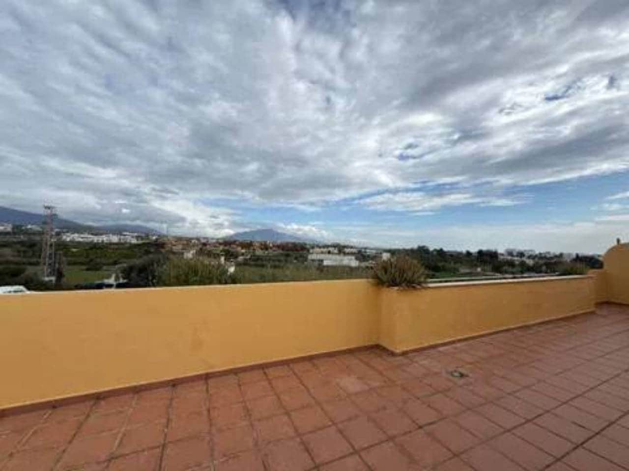 2 chambre Penthouse à vendre à Estepona avec garage - 299 000 € (Ref: 9849804)