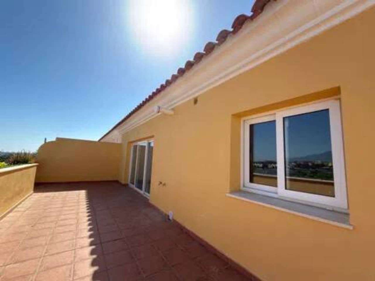 2 chambre Penthouse à vendre à Estepona avec garage - 299 000 € (Ref: 9849804)