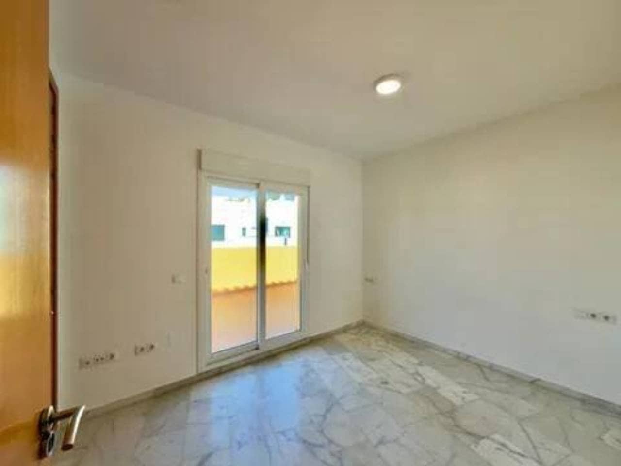 2 chambre Penthouse à vendre à Estepona avec garage - 299 000 € (Ref: 9849804)