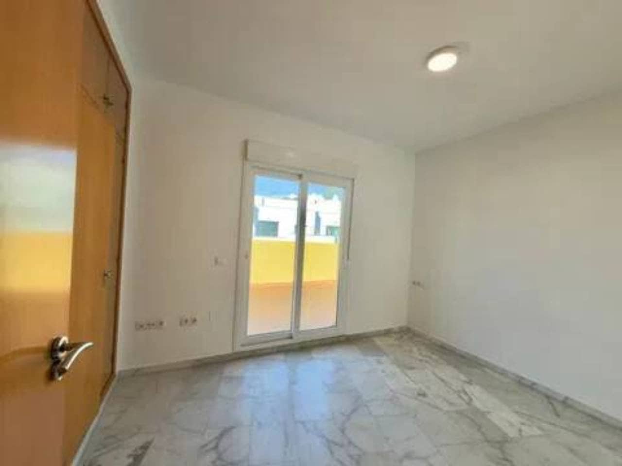2 chambre Penthouse à vendre à Estepona avec garage - 299 000 € (Ref: 9849804)