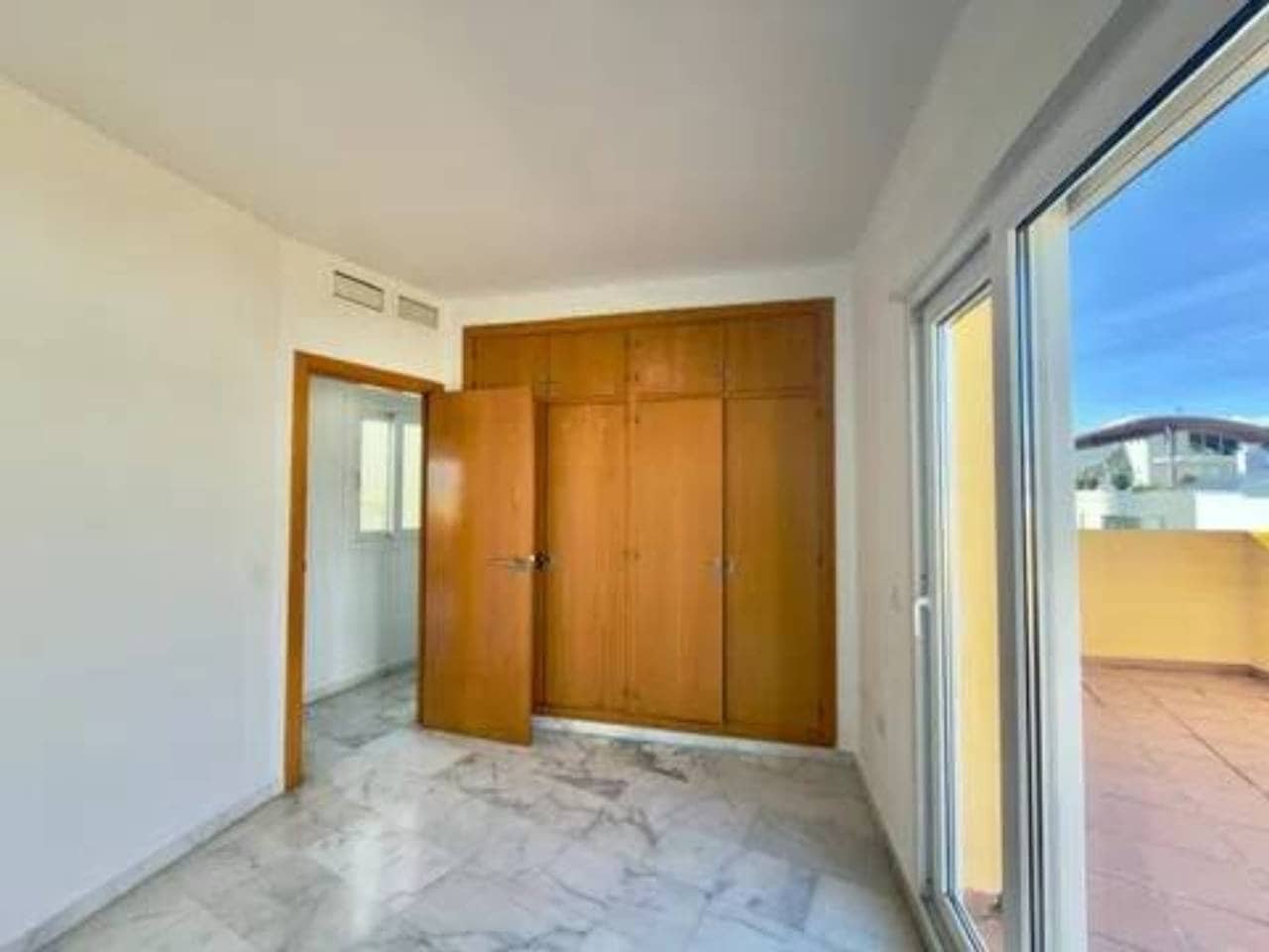 2 chambre Penthouse à vendre à Estepona avec garage - 299 000 € (Ref: 9849804)