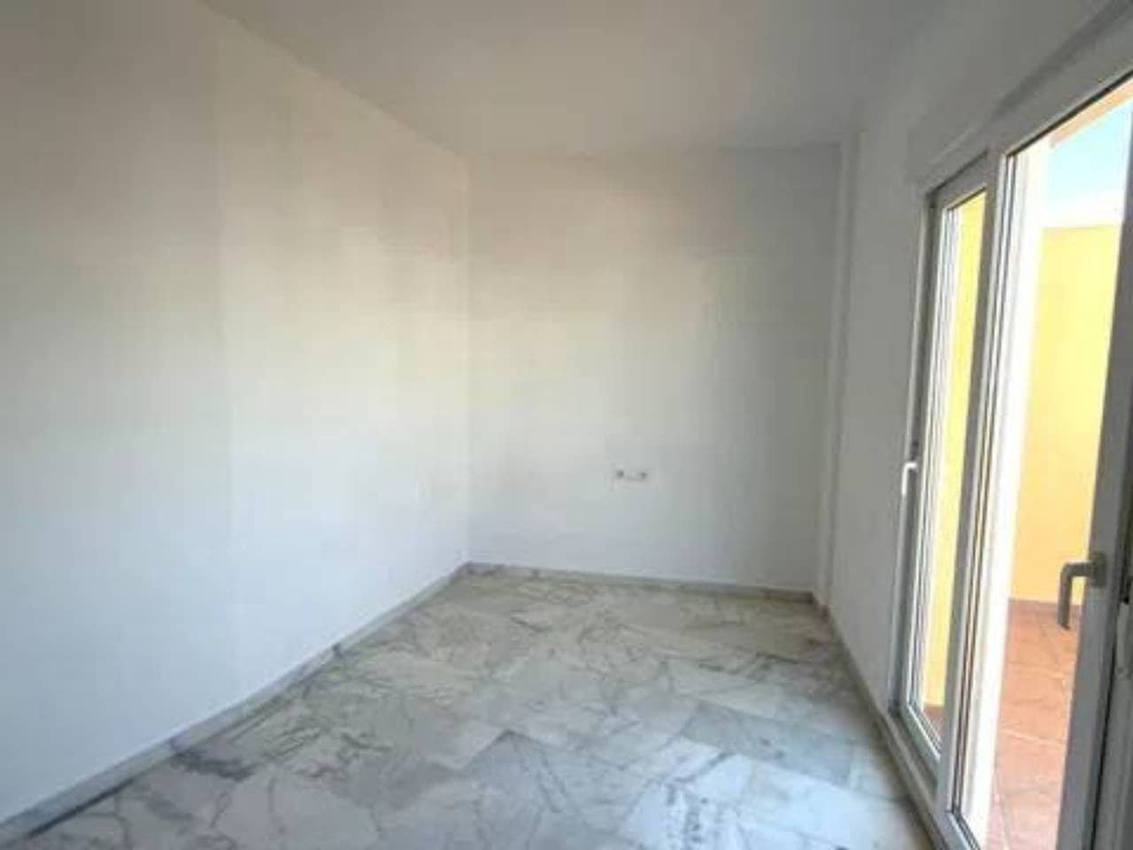 2 chambre Penthouse à vendre à Estepona avec garage - 299 000 € (Ref: 9849804)