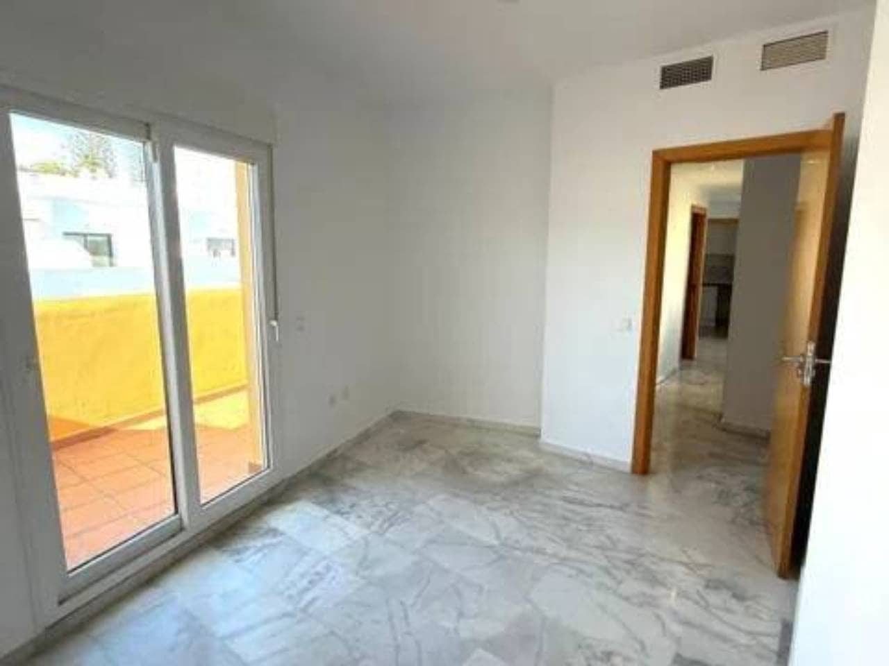 2 chambre Penthouse à vendre à Estepona avec garage - 299 000 € (Ref: 9849804)