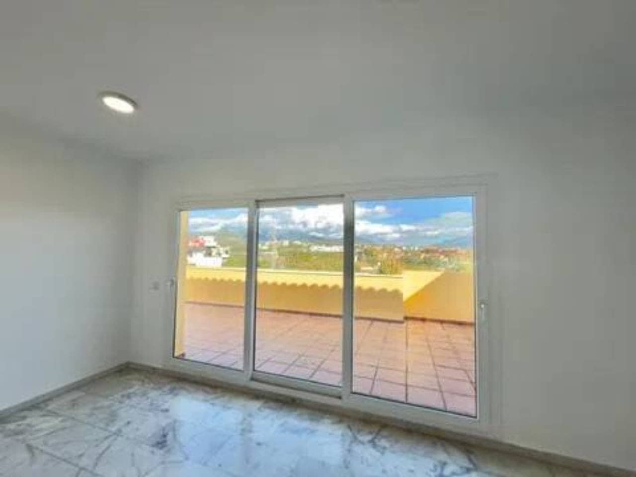 2 chambre Penthouse à vendre à Estepona avec garage - 299 000 € (Ref: 9849804)