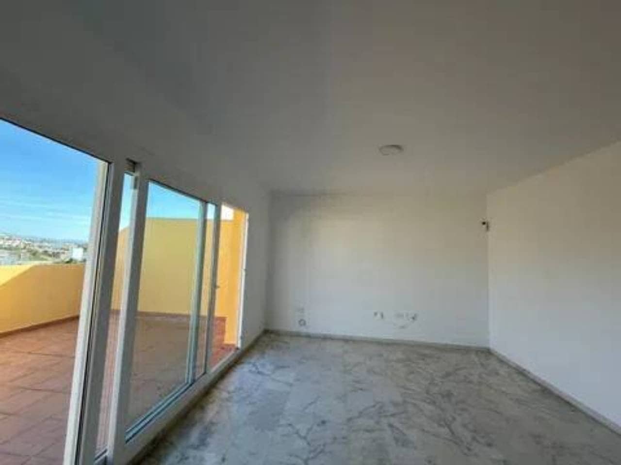 2 chambre Penthouse à vendre à Estepona avec garage - 299 000 € (Ref: 9849804)