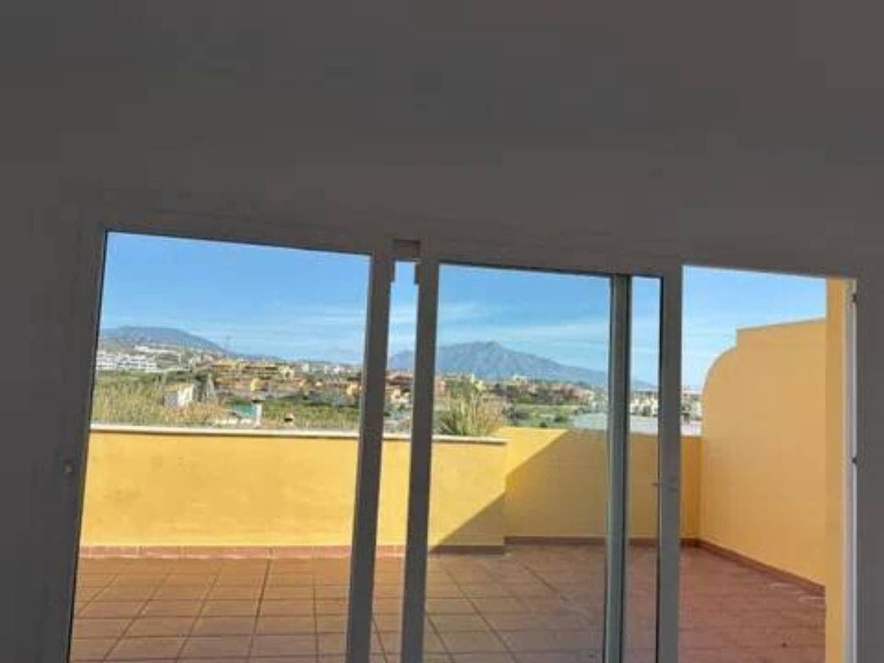 2 chambre Penthouse à vendre à Estepona avec garage - 299 000 € (Ref: 9849804)