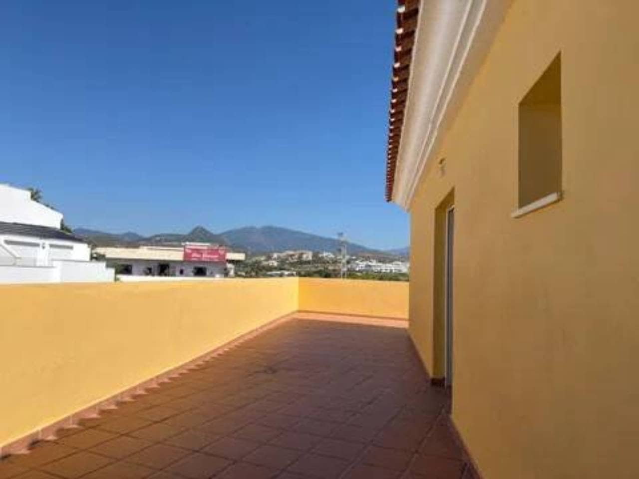 2 chambre Penthouse à vendre à Estepona avec garage - 299 000 € (Ref: 9849804)
