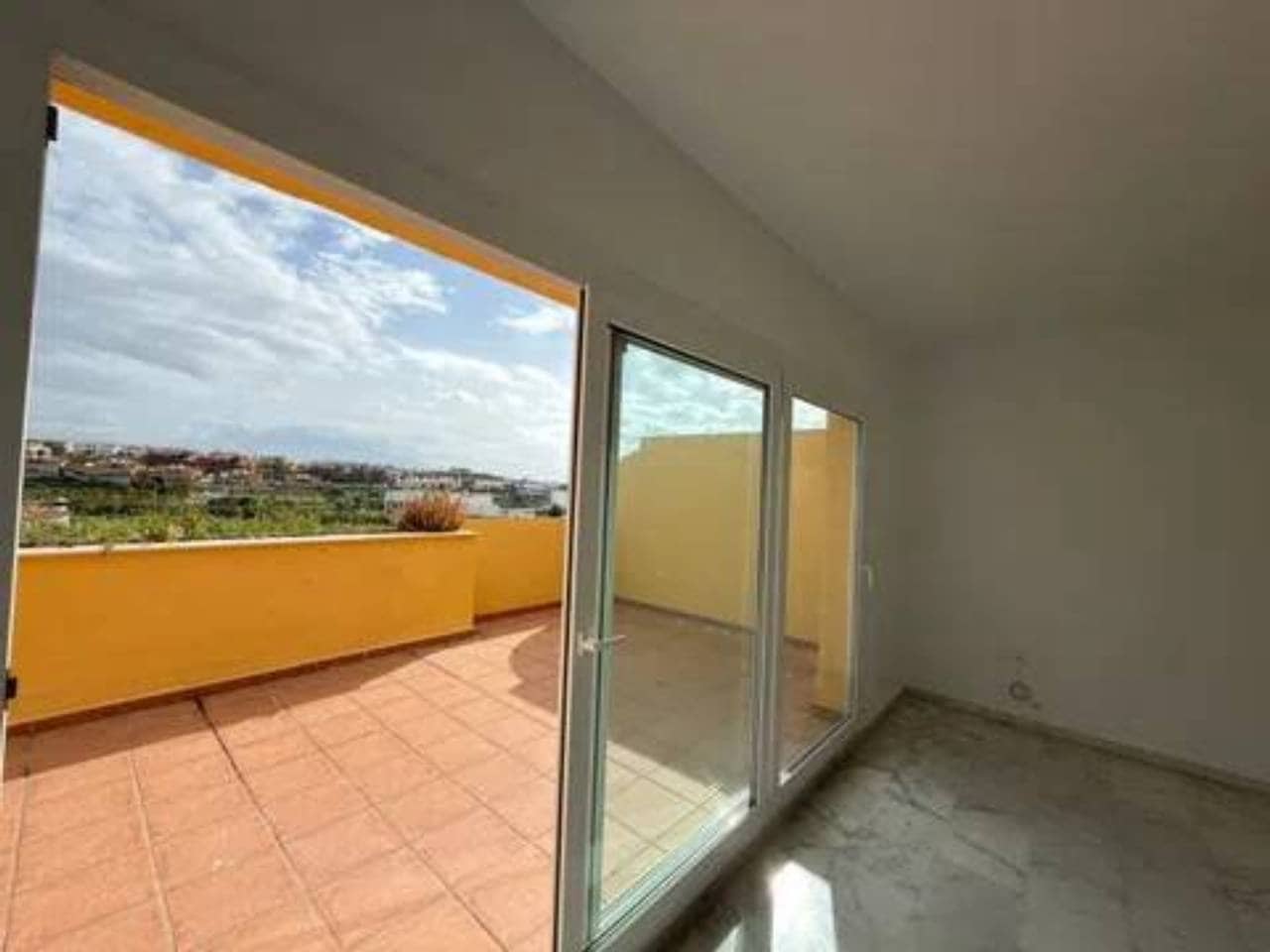 2 chambre Penthouse à vendre à Estepona avec garage - 299 000 € (Ref: 9849804)
