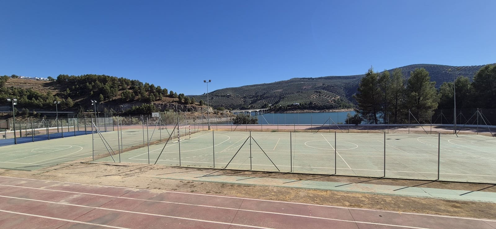 4 bedroom Villa for sale in Iznajar with pool garage - € 850,000 (Ref: 10098596)