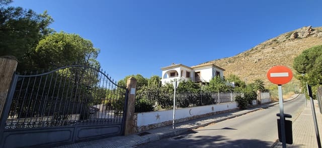 4 soverom Villa til salgs i Iznájar med svømmebasseng garasje - € 850 000 (Ref: 10098596)