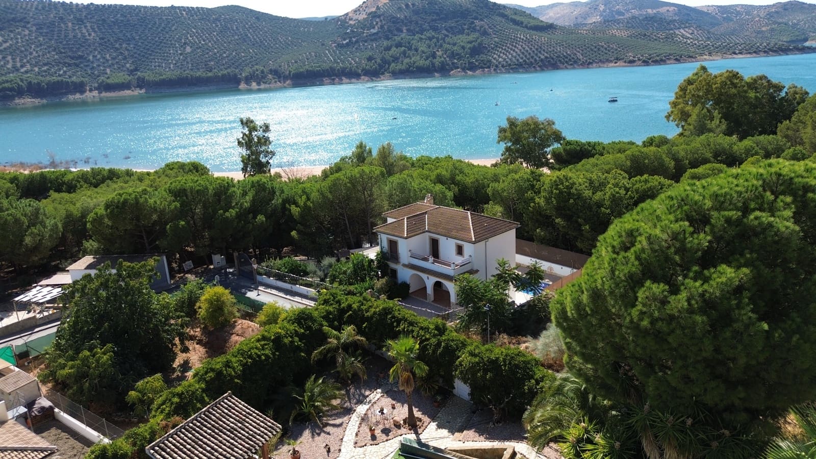 4 bedroom Villa for sale in Iznajar with pool garage - € 850,000 (Ref: 10098596)