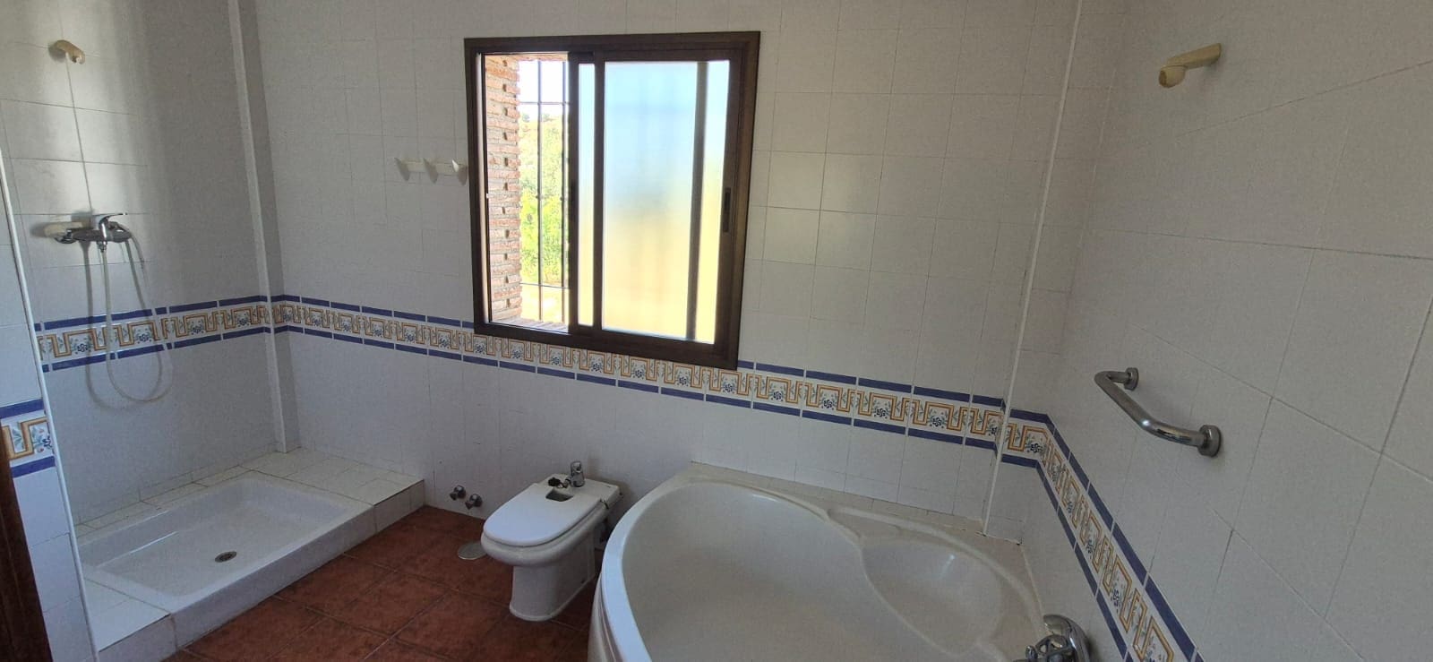 6 bedroom Villa for sale in Loja with garage - € 320,000 (Ref: 10118010)