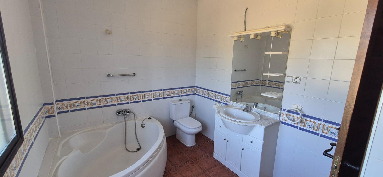 6 bedroom Villa for sale in Loja with garage - € 320,000 (Ref: 10118010)
