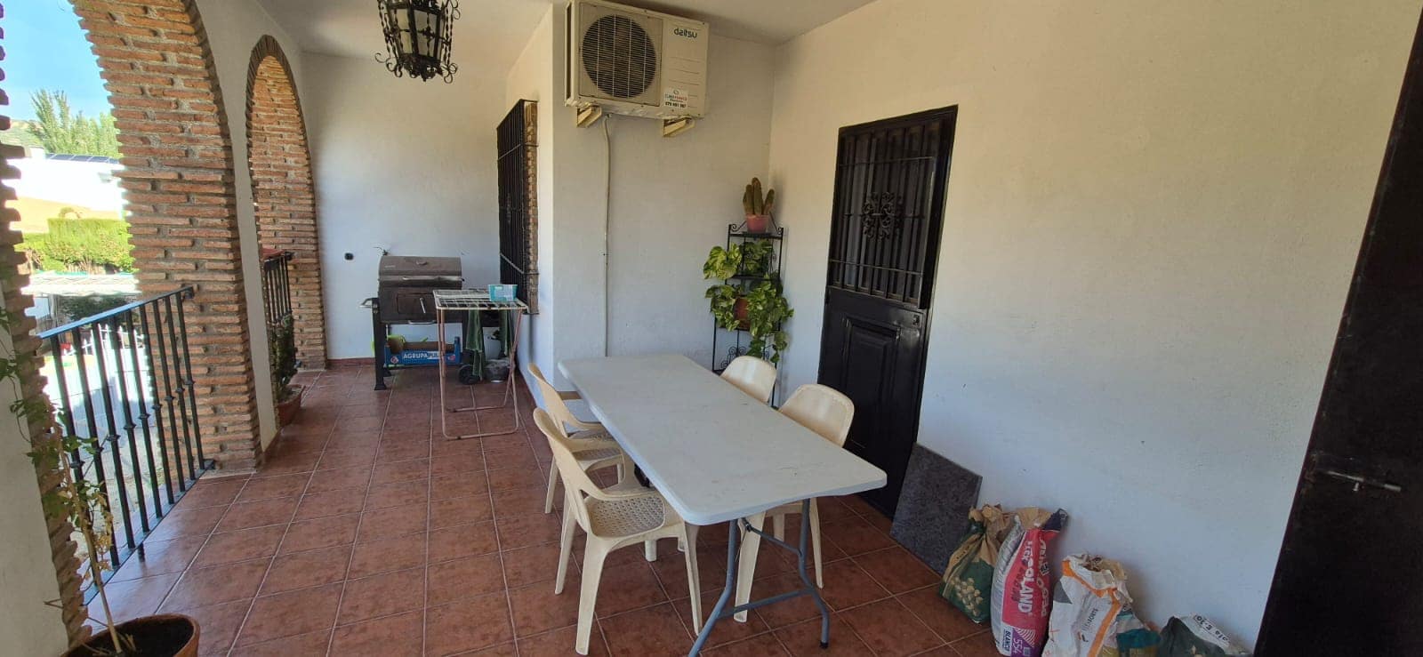 6 bedroom Villa for sale in Loja with garage - € 320,000 (Ref: 10118010)
