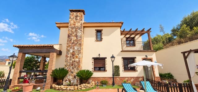 4 bedroom Villa for sale in Casabermeja with pool garage - € 499,900 (Ref: 10130557)