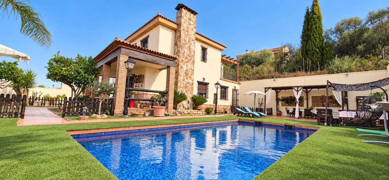 4 bedroom Villa for sale in Casabermeja with pool garage - € 499,900 (Ref: 10130557)