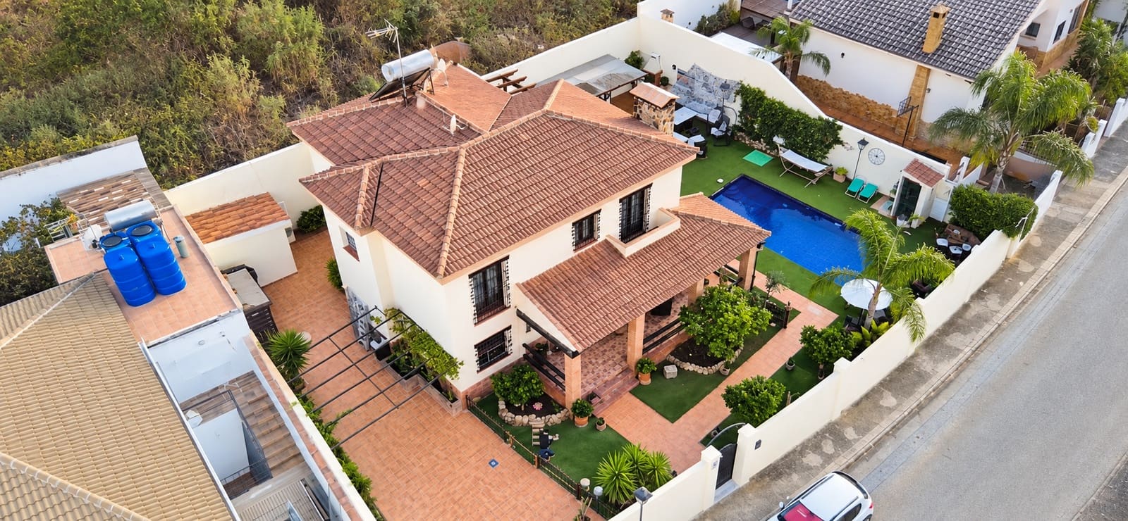 4 bedroom Villa for sale in Casabermeja with pool garage - € 499,900 (Ref: 10130557)