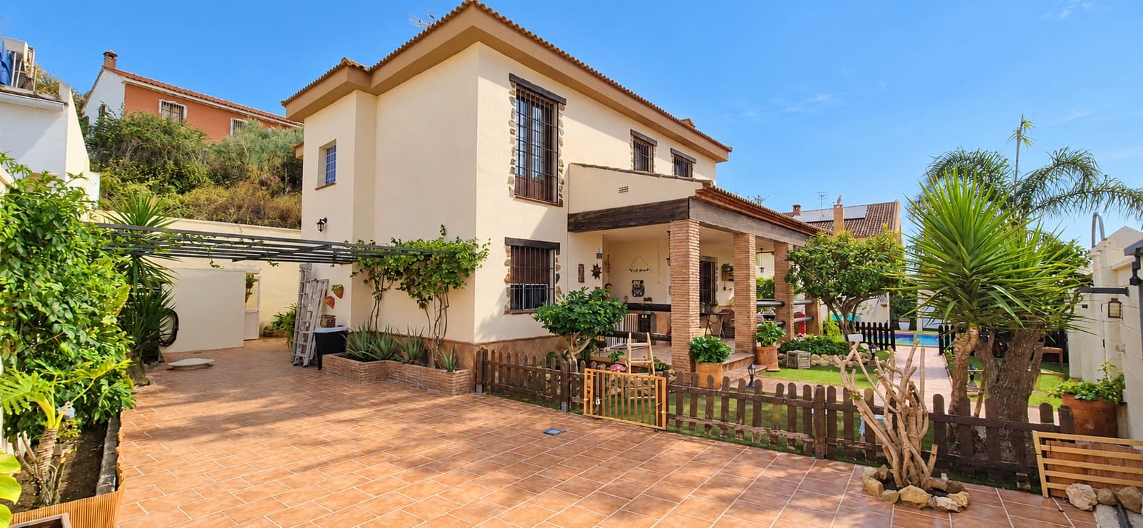 4 bedroom Villa for sale in Casabermeja with pool garage - € 499,900 (Ref: 10130557)