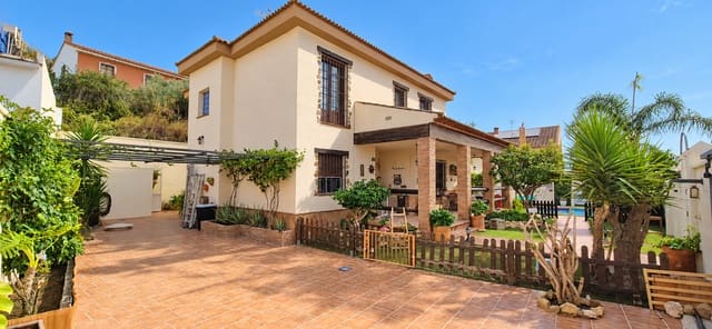 4 bedroom Villa for sale in Casabermeja with pool garage - € 499,900 (Ref: 10130557)