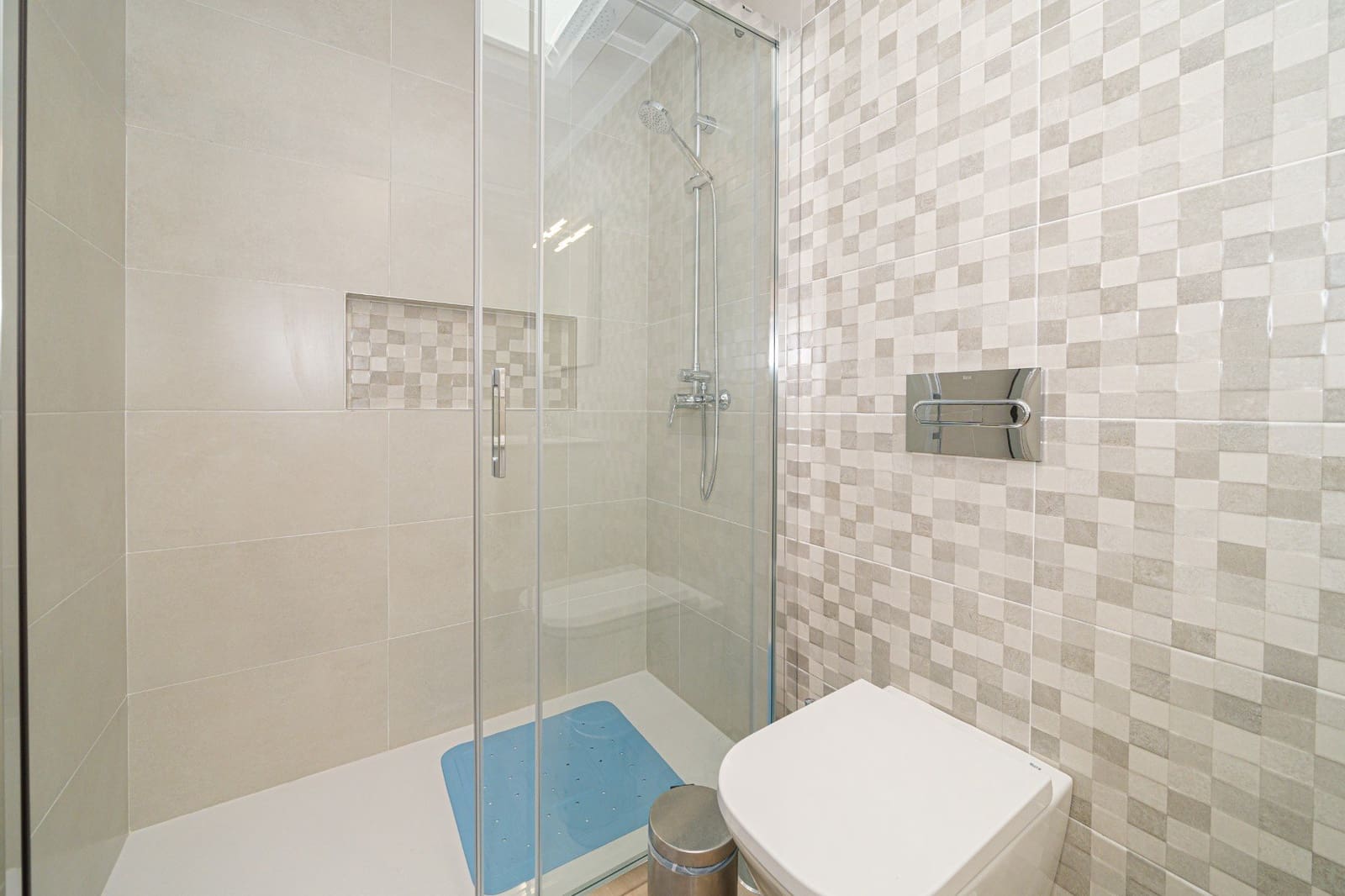 Chalet de 3 habitaciones en Avileses en venta con piscina - 249.000 € (Ref: 9883489)