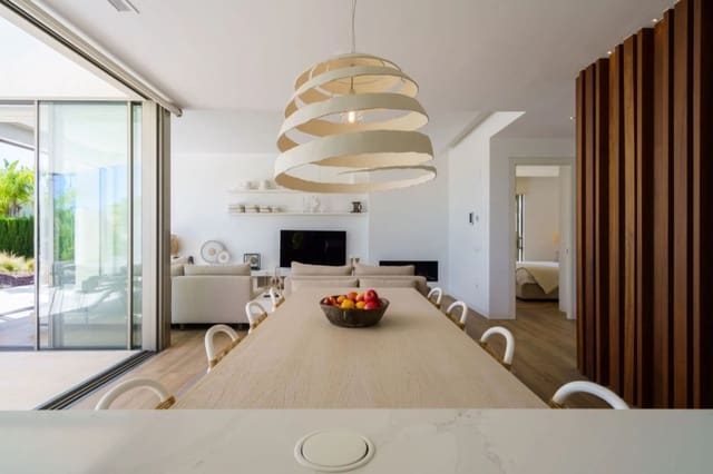 Chalet de 5 habitaciones en San Miguel de Salinas en venta con piscina - 1.975.000 € (Ref: 9885283)
