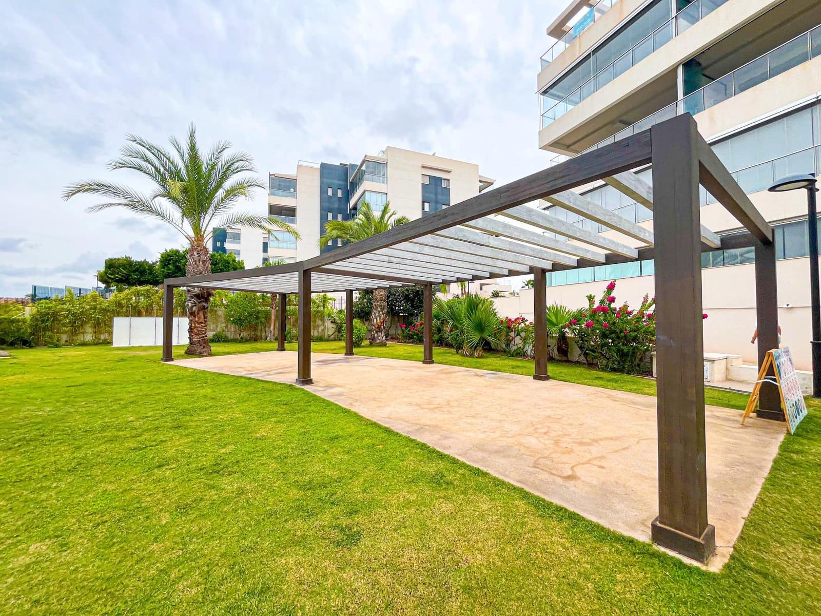 3 makuuhuone Huoneisto myytävänä paikassa Orihuela Costa mukana uima-altaan - 298 000 € (Ref: 9837770)