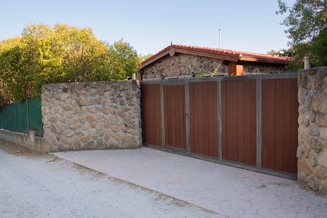 2 soveværelse Finca/Landehus til salg i Tres Cantos med swimmingpool garage - € 325.000 (Ref: 9854268)