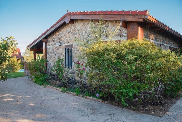 2 soveværelse Finca/Landehus til salg i Tres Cantos med swimmingpool garage - € 325.000 (Ref: 9854268)
