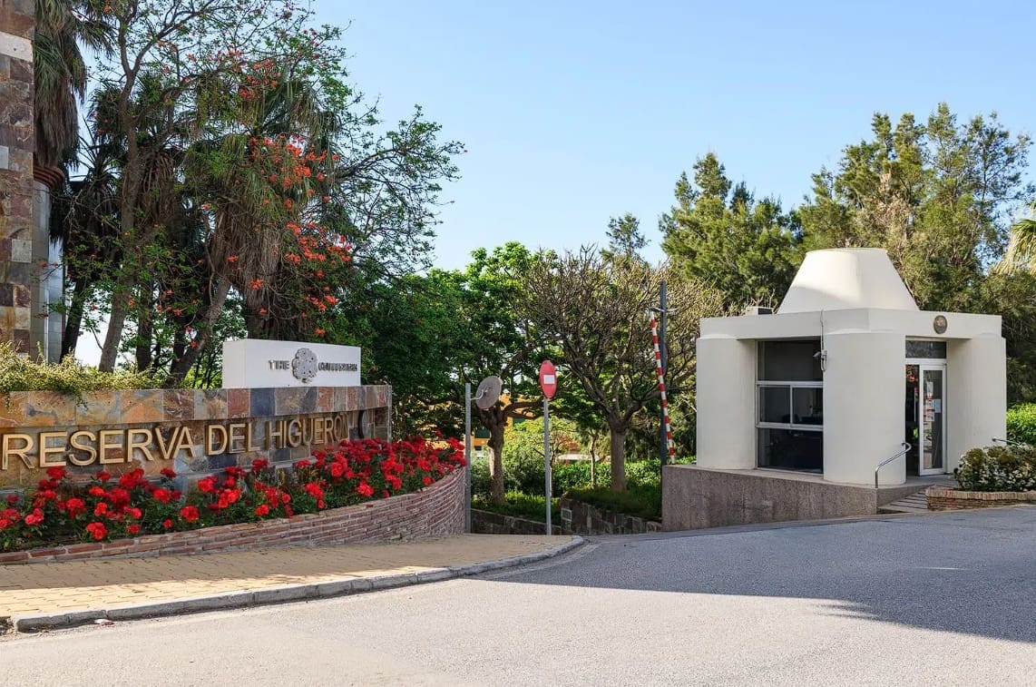 2 bedroom Apartment for sale in Fuengirola with pool garage - € 550,000 (Ref: 9829782)