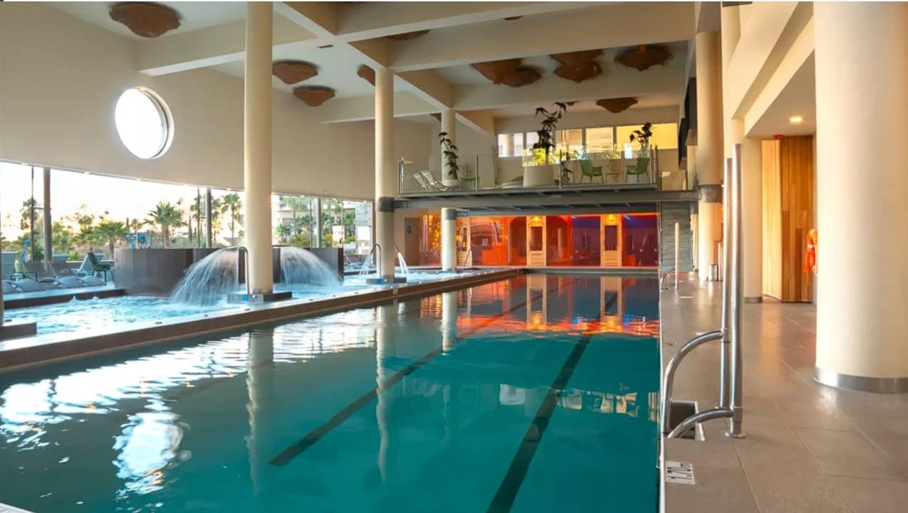 Apartamento de 2 habitaciones en Fuengirola en venta con piscina garaje - 695.000 € (Ref: 9829785)