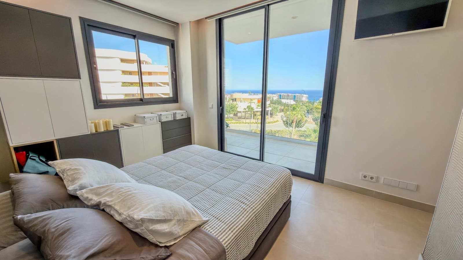 3 bedroom Apartment for rent in Fuengirola with pool garage - € 3,500 (Ref: 9829797)